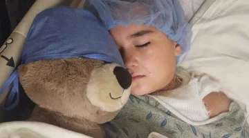 شاحن هاتف.. طفل يفلت من صعقة كهربائية قاتلة أثناء نومه